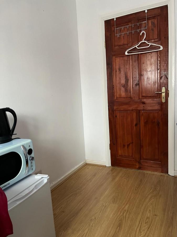 Comfortable Single Bedroom With Free On Site Parking Kingston upon Thames  Εξωτερικό φωτογραφία